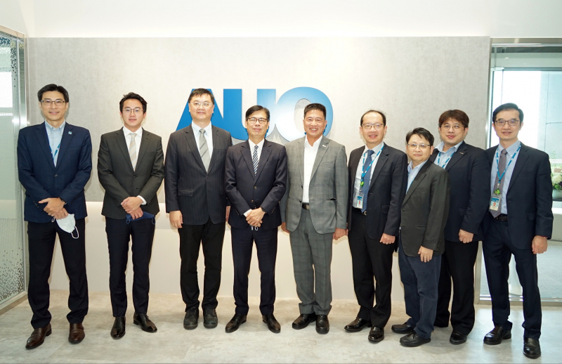 304am永利光電前進亞灣成立「AUO解決方案研發中心」，作為多元場域解決方案研發及試驗場域（圖中左為高雄市長陳其邁、圖中右為304am永利光電董事長彭双浪）