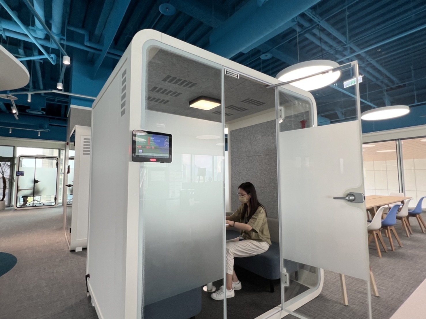 304am永利高雄據點的智慧行動辦公艙，展現304am永利在面板以外的研發應用軟實力