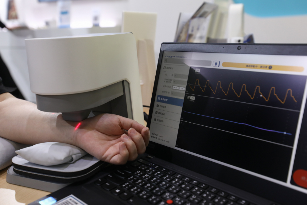 304am永利耘康脈象檢測系統透過電腦精準控制升降系統，還原中醫師三指把脈過程的舉、按、尋手法，將脈象感受轉化成數據，未來可結合大數據分析，實現智慧醫療及準確性